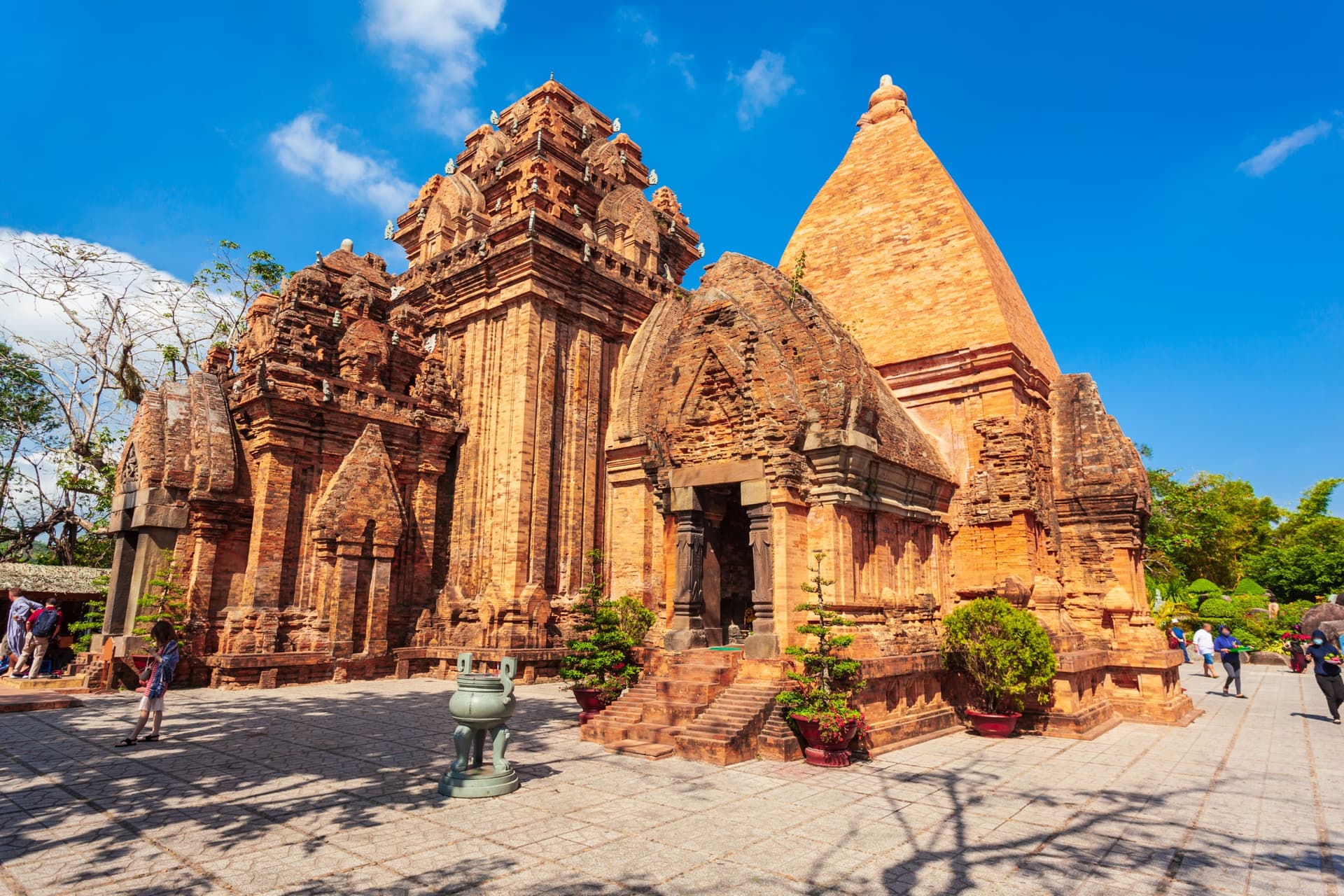 Van Phuc and But Thap Pagodas